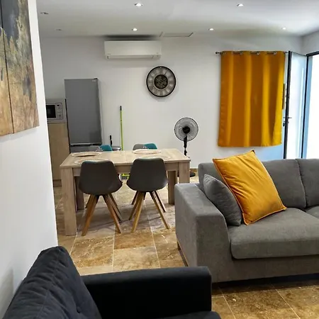 Hébergement de vacances Magnifique Maisonnette Dépendance Avec Piscine *